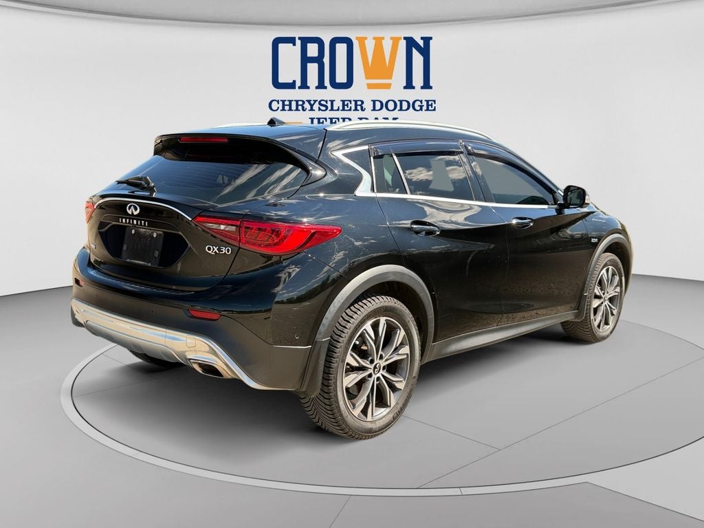 2017 INFINITI QX30 Premium