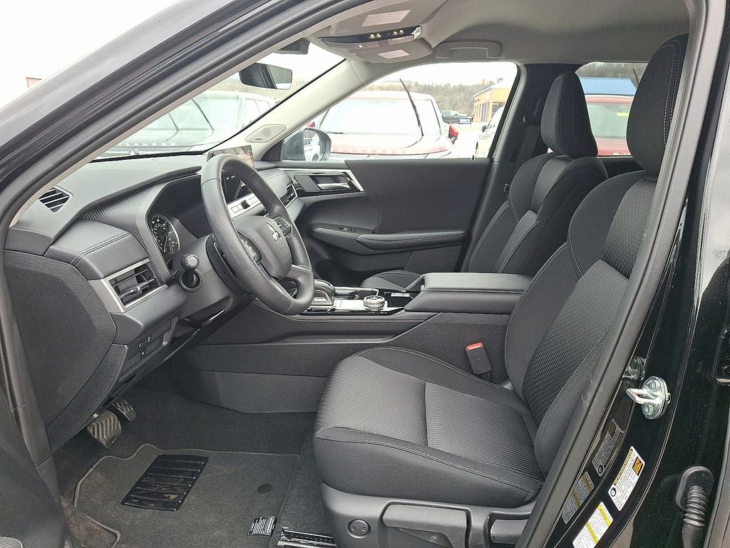 2026 Mitsubishi Outlander ES